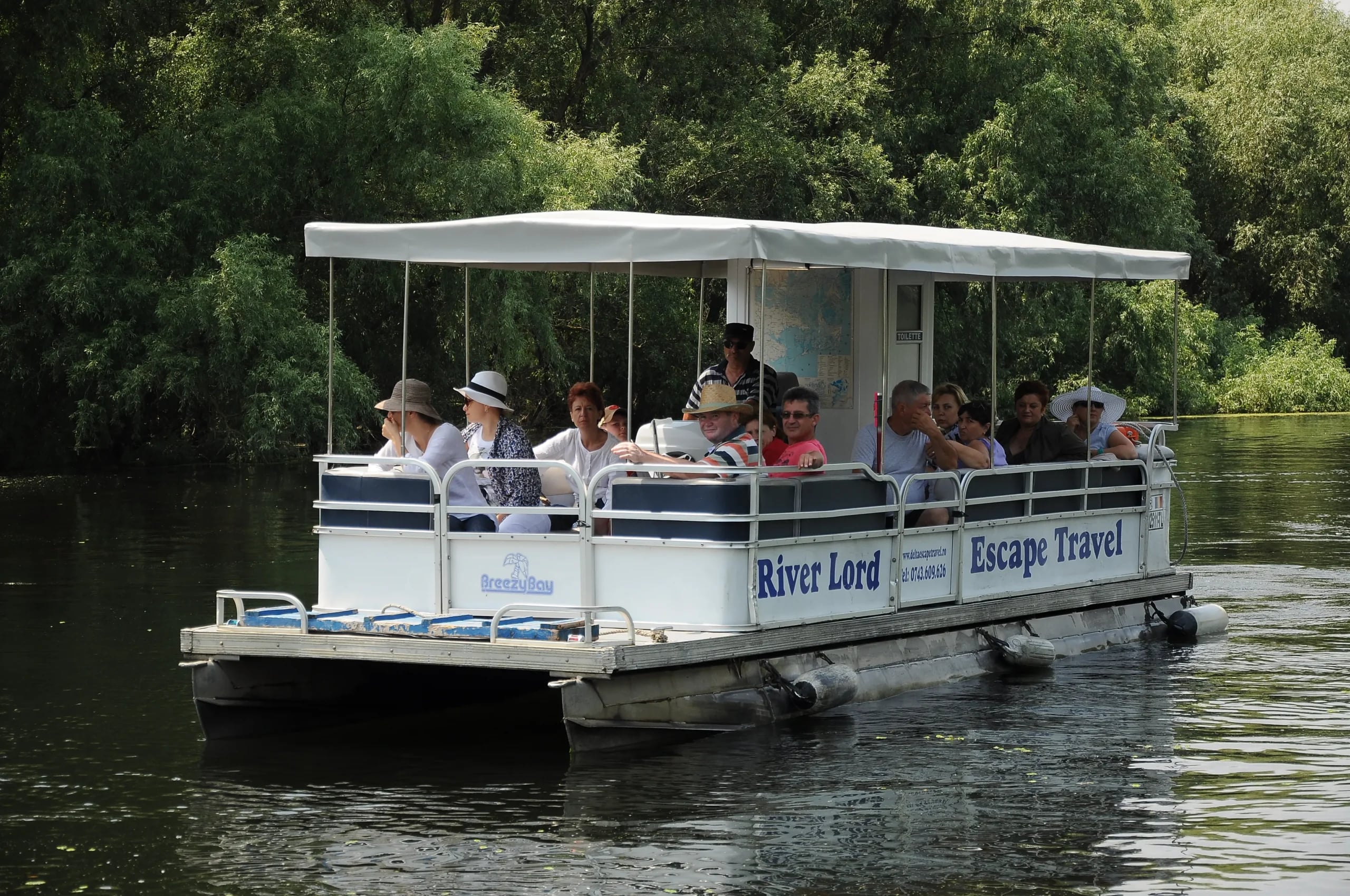 Excursie cu barca pe râu, peisaj natural