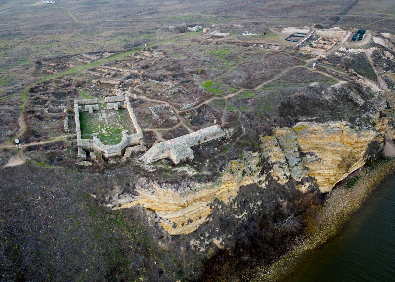 Ruine antice pe malul mării