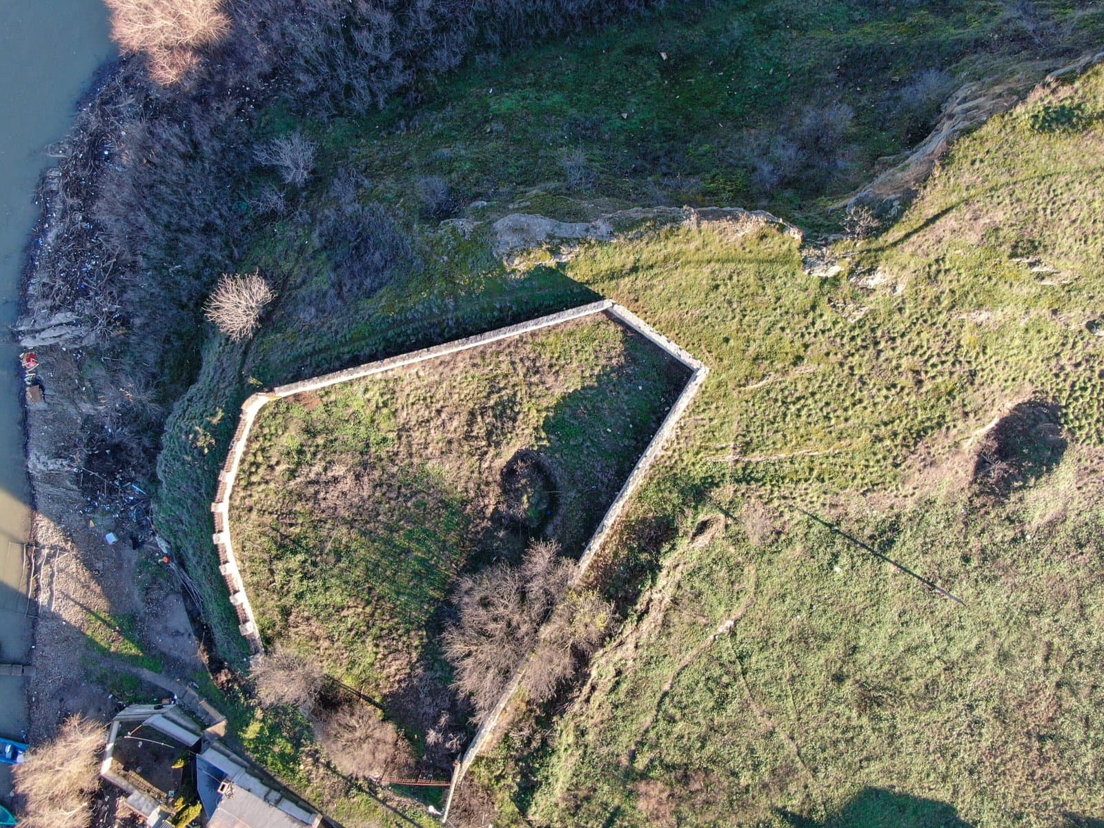Fortificație medievală deasupra râului, vedere aeriană.